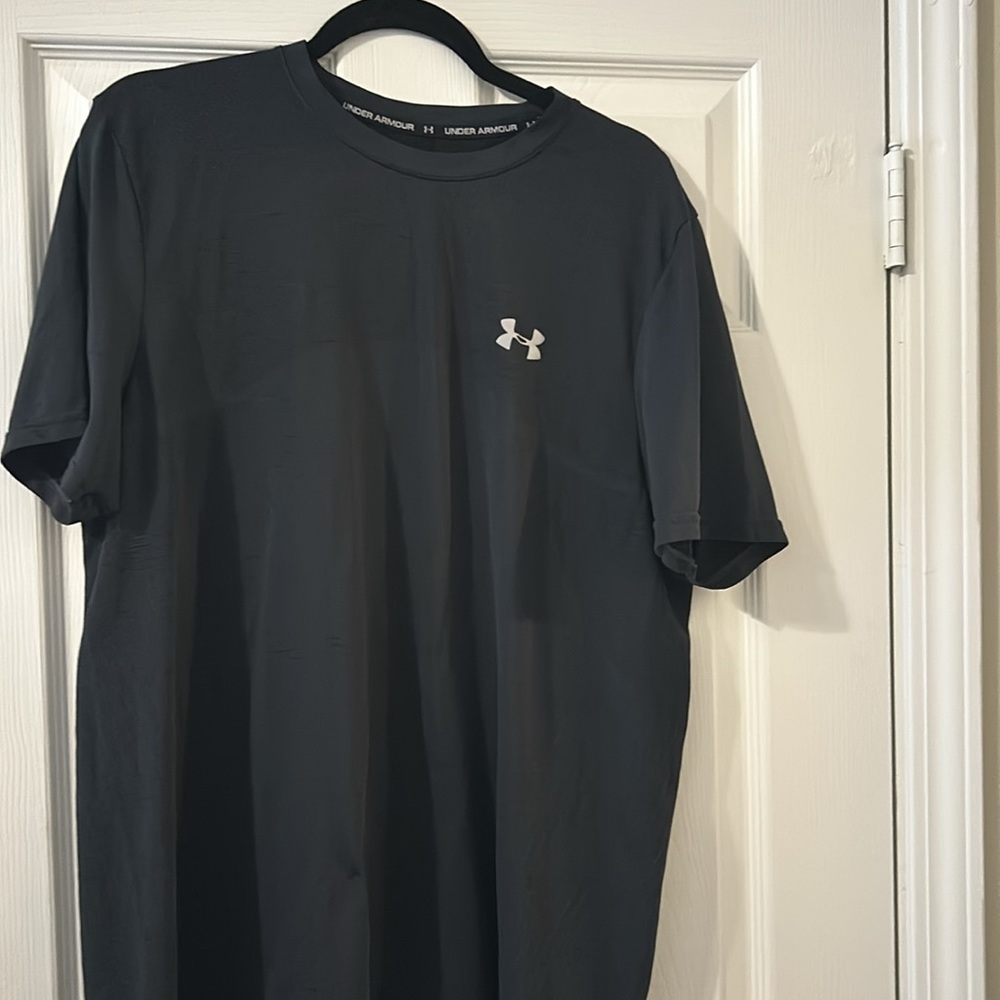 Under Armour athletic top grayish/black size XL
